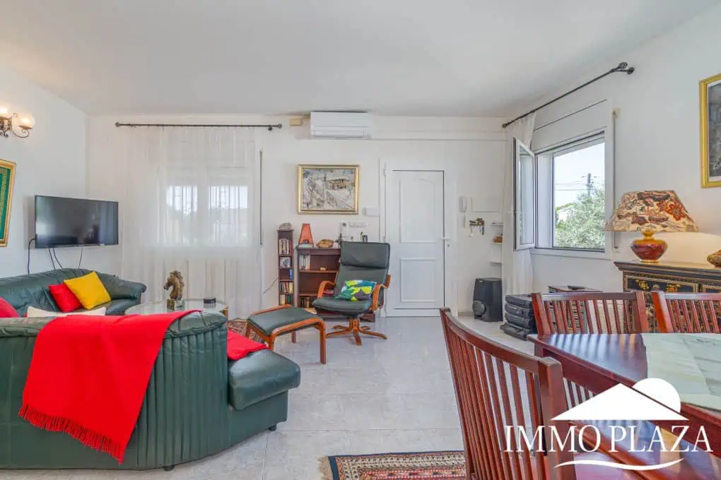 Spacious family home, large garage, swimming pool with covered terrace, private parking. One separate, fully furnished apartment.