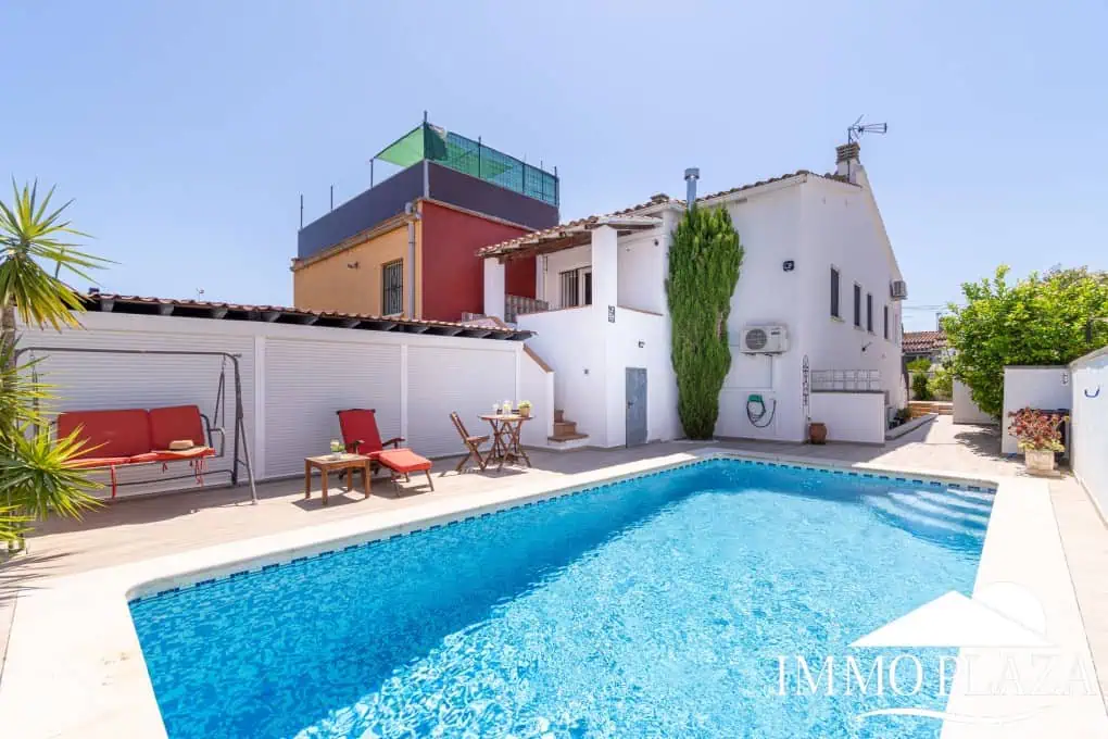 Spacious family home, large garage, swimming pool with covered terrace, private parking. One separate, fully furnished apartment.
