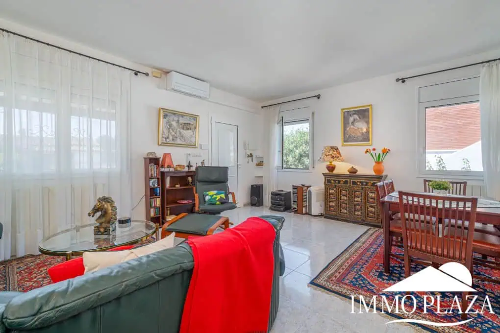 Spacious family home, large garage, swimming pool with covered terrace, private parking. One separate, fully furnished apartment.