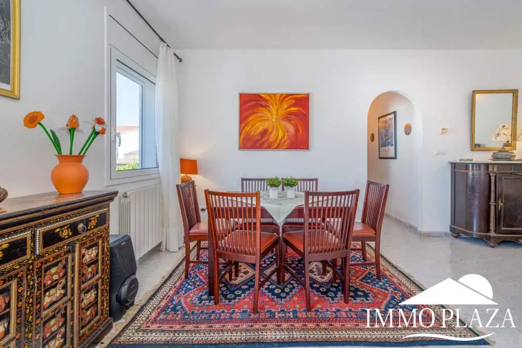 Spacious family home, large garage, swimming pool with covered terrace, private parking. One separate, fully furnished apartment.