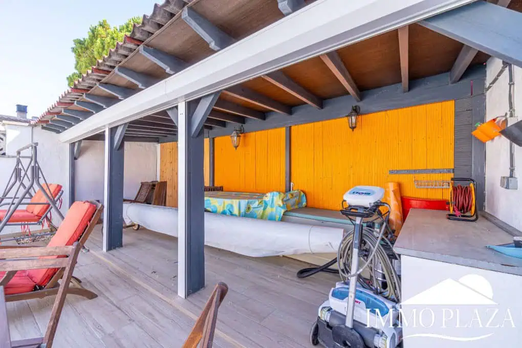 Spacious family home, large garage, swimming pool with covered terrace, private parking. One separate, fully furnished apartment.