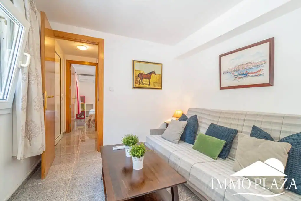 Spacious family home, large garage, swimming pool with covered terrace, private parking. One separate, fully furnished apartment.