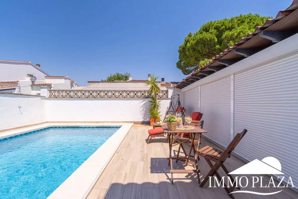 Spacious family home, large garage, swimming pool with covered terrace, private parking. One separate, fully furnished apartment.