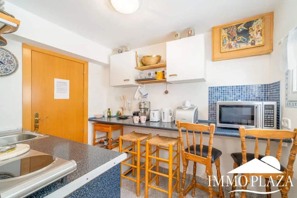 Spacious family home, large garage, swimming pool with covered terrace, private parking. One separate, fully furnished apartment.