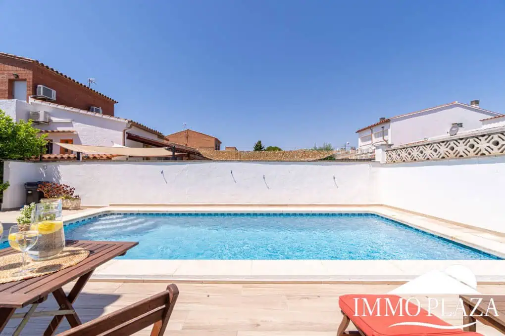 Spacious family home, large garage, swimming pool with covered terrace, private parking. One separate, fully furnished apartment.