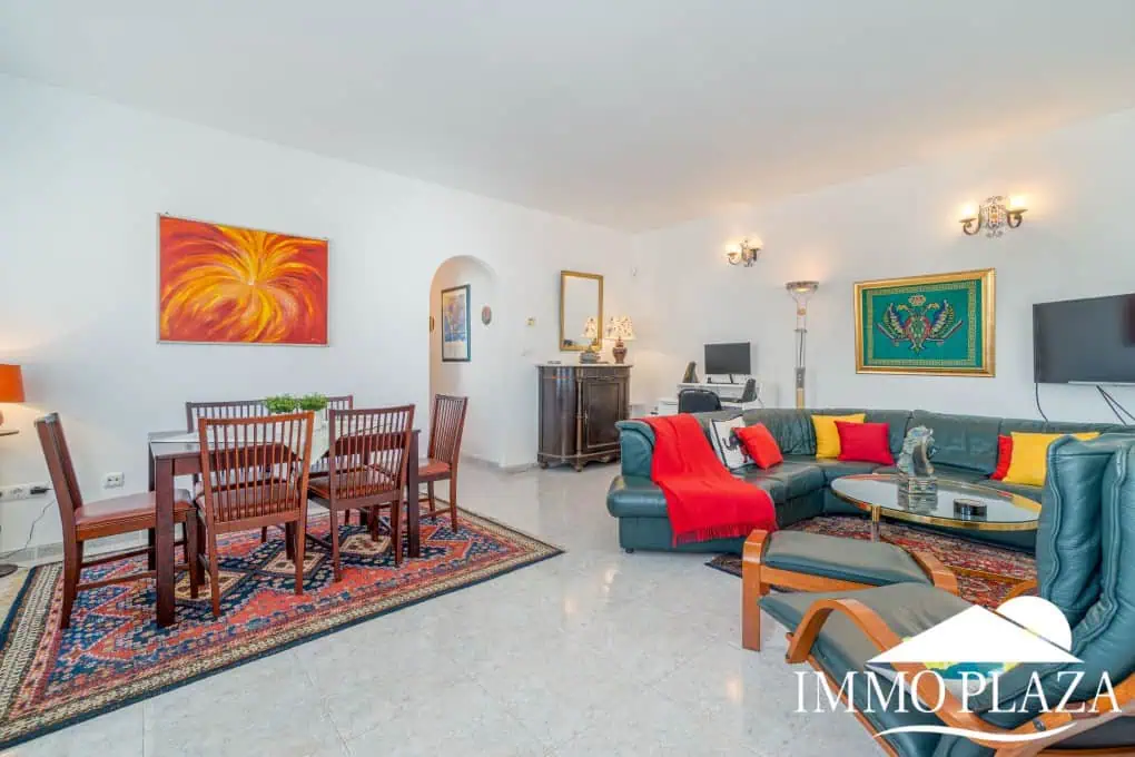 Spacious family home, large garage, swimming pool with covered terrace, private parking. One separate, fully furnished apartment.