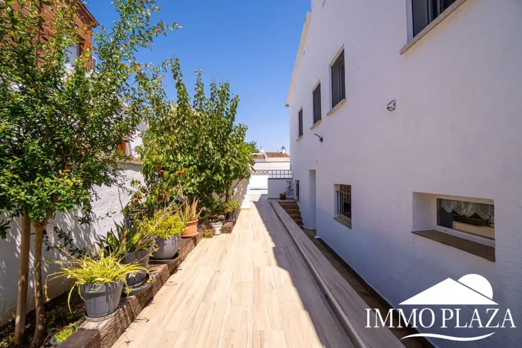 Spacious family home, large garage, swimming pool with covered terrace, private parking. One separate, fully furnished apartment.
