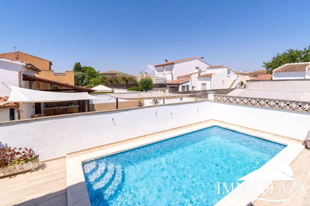 Spacious family home, large garage, swimming pool with covered terrace, private parking. One separate, fully furnished apartment.