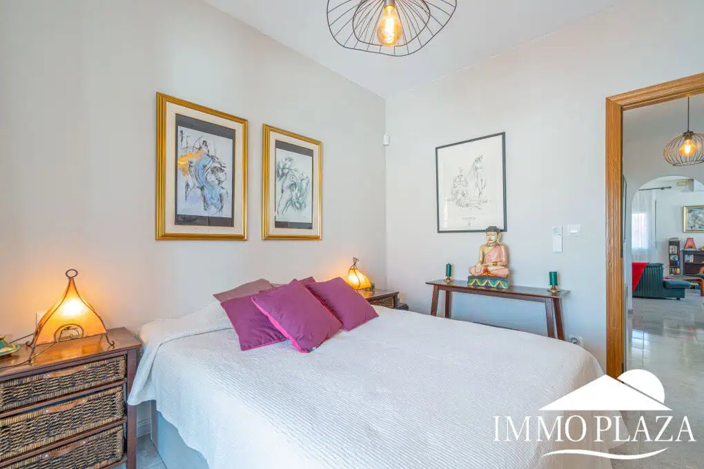Spacious family home, large garage, swimming pool with covered terrace, private parking. One separate, fully furnished apartment.