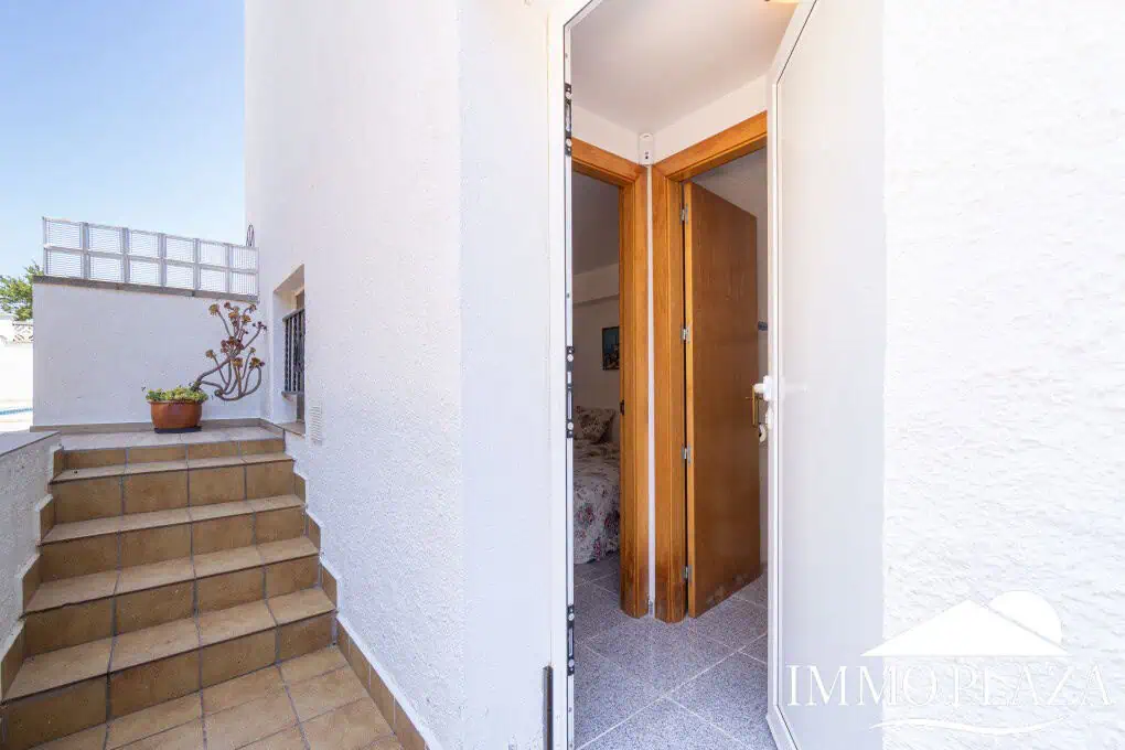 Spacious family home, large garage, swimming pool with covered terrace, private parking. One separate, fully furnished apartment.