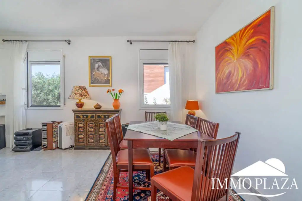 Spacious family home, large garage, swimming pool with covered terrace, private parking. One separate, fully furnished apartment.