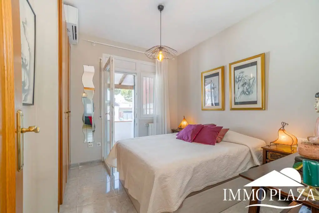 Spacious family home, large garage, swimming pool with covered terrace, private parking. One separate, fully furnished apartment.