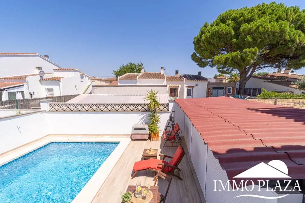 Spacious family home, large garage, swimming pool with covered terrace, private parking. One separate, fully furnished apartment.