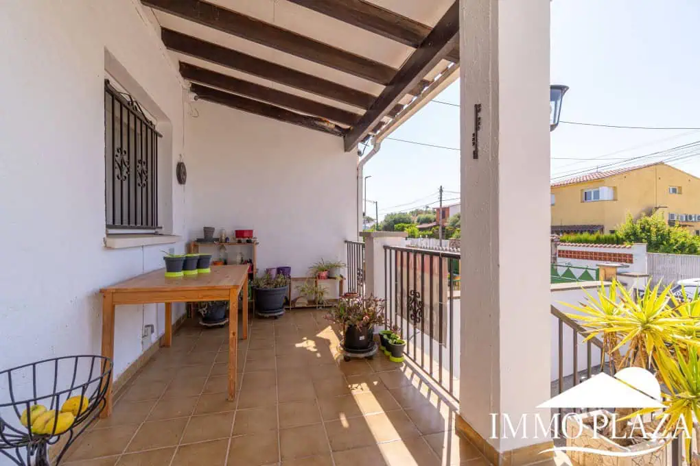 Spacious family home, large garage, swimming pool with covered terrace, private parking. One separate, fully furnished apartment.