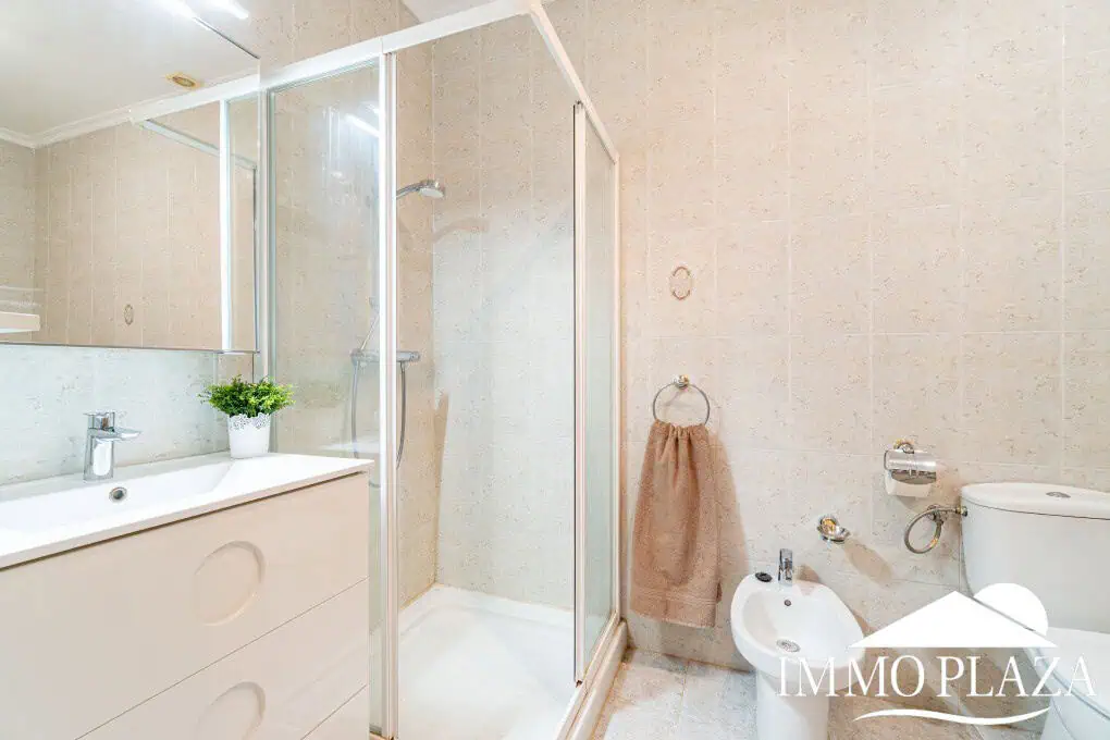 Spacious family home, large garage, swimming pool with covered terrace, private parking. One separate, fully furnished apartment.