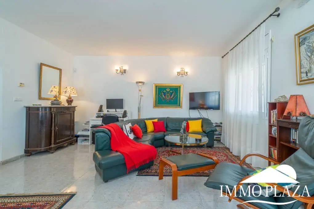 Spacious family home, large garage, swimming pool with covered terrace, private parking. One separate, fully furnished apartment.