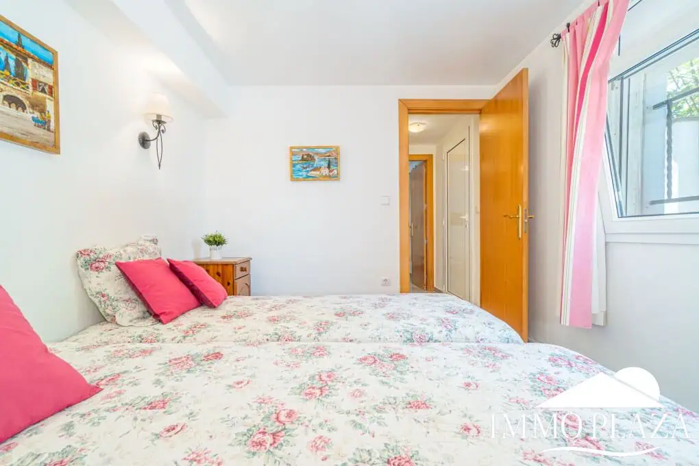 Spacious family home, large garage, swimming pool with covered terrace, private parking. One separate, fully furnished apartment.