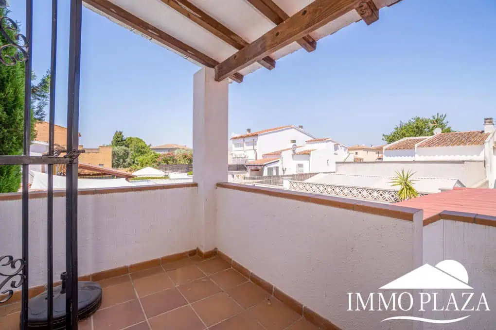 Spacious family home, large garage, swimming pool with covered terrace, private parking. One separate, fully furnished apartment.