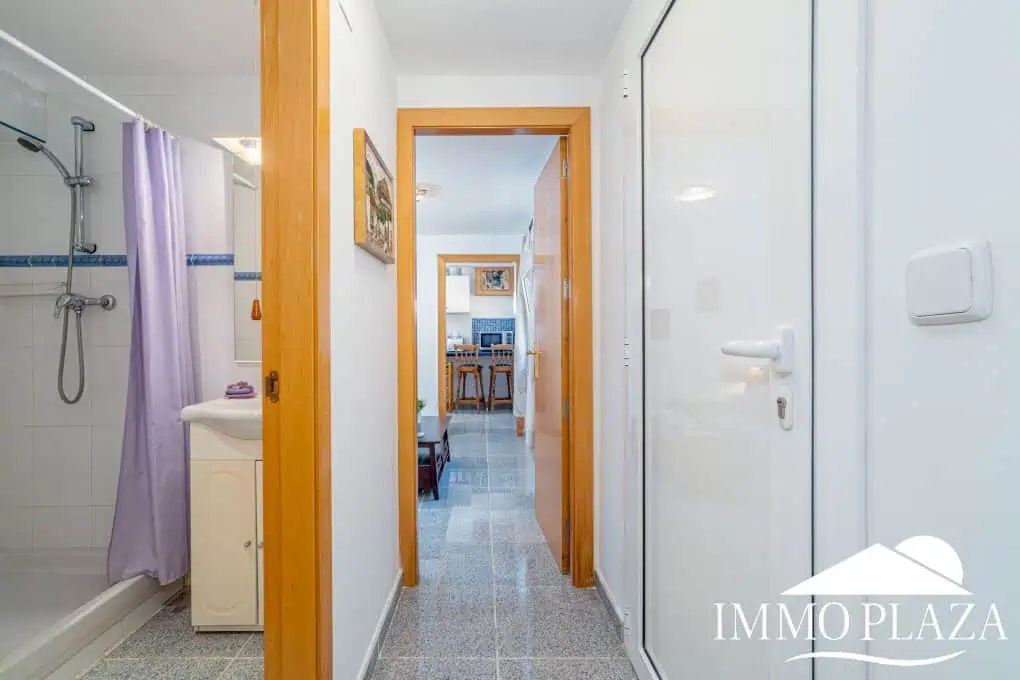 Spacious family home, large garage, swimming pool with covered terrace, private parking. One separate, fully furnished apartment.
