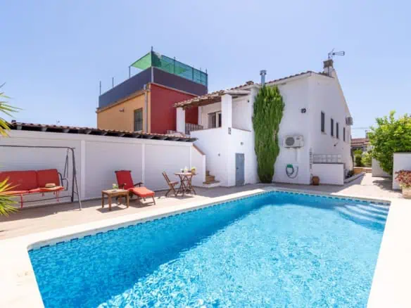 Spacious family home, large garage, swimming pool with covered terrace, private parking. One separate, fully furnished apartment.