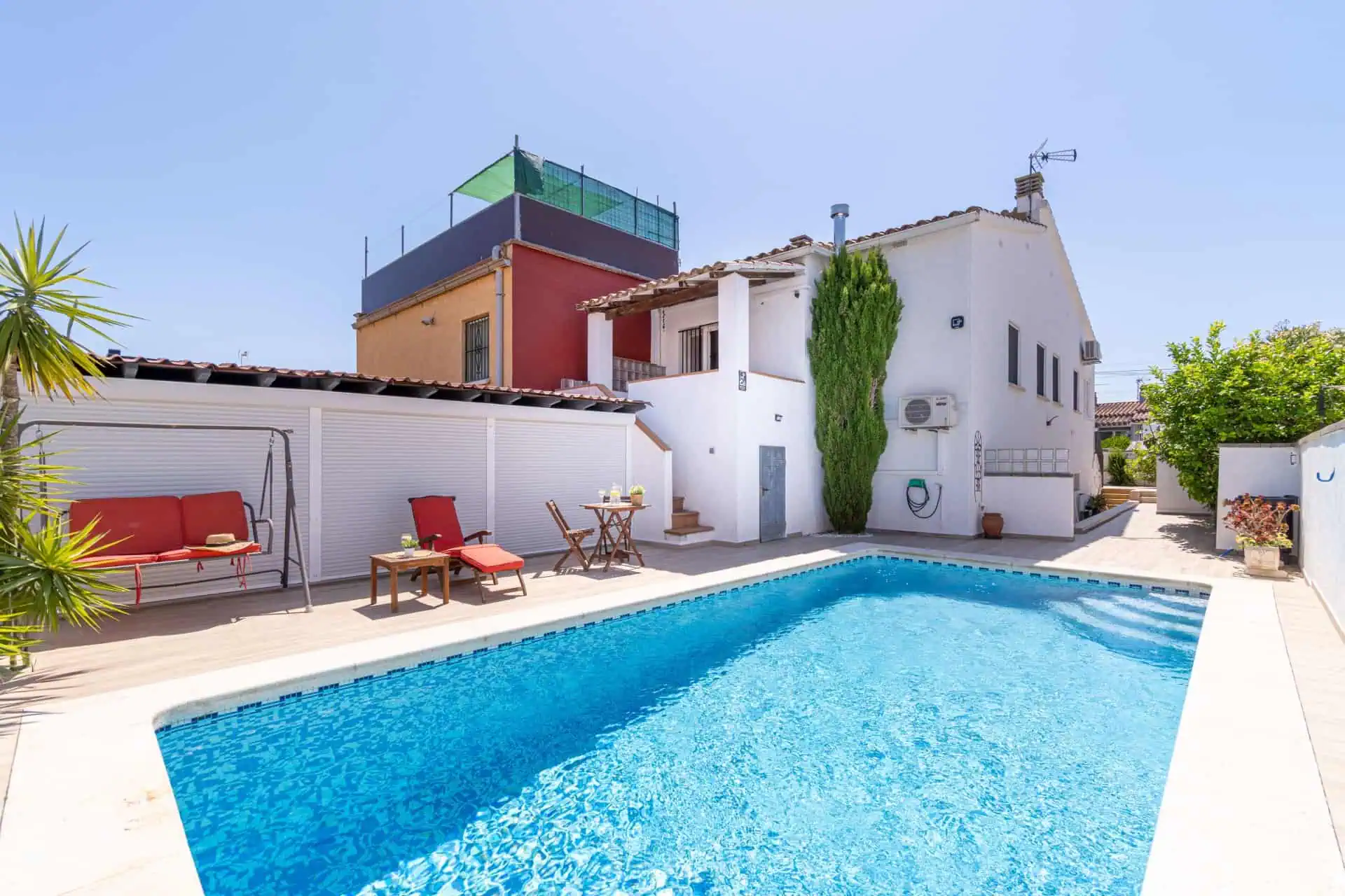 12072025101531_648 Spacious family home, large garage, swimming pool with covered terrace, private parking. One separate, fully furnished apartment.