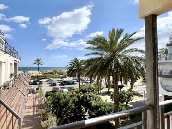 Spacious and bright corner apartment on the first line, sea and port views with 2 bedrooms, 2 shower rooms and 3 large terraces.