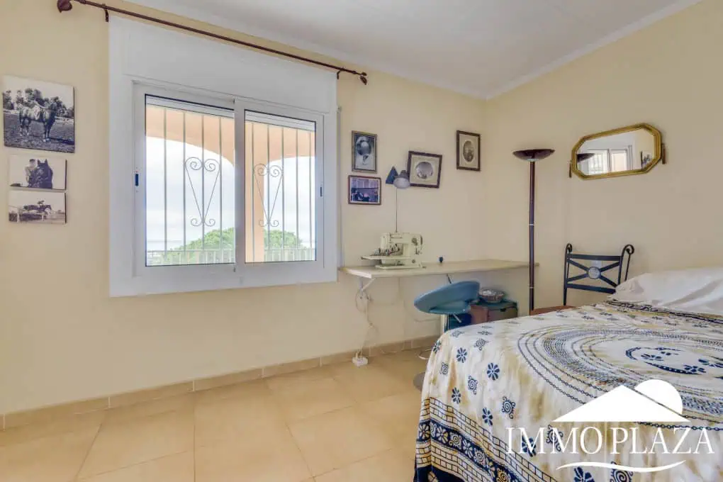 Elegant villa with swimming pool and splendid sea view in Rosas, big plot of more than 1.000m2 !