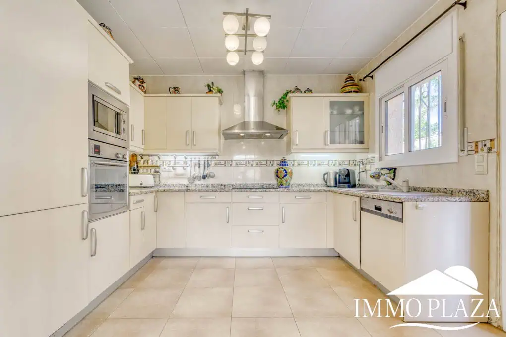 Elegant villa with swimming pool and splendid sea view in Rosas, big plot of more than 1.000m2 !