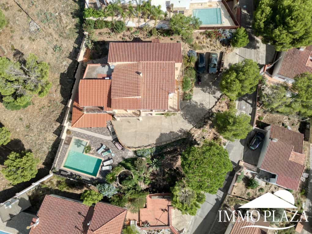 Elegant villa with swimming pool and splendid sea view in Rosas, big plot of more than 1.000m2 !