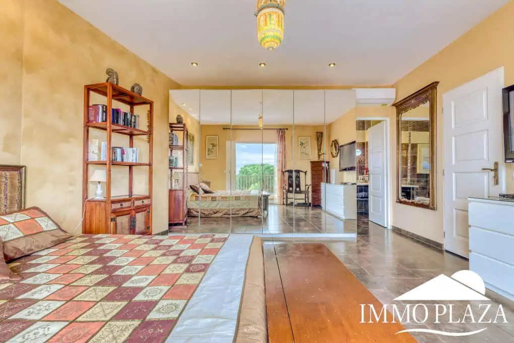 Elegant villa with swimming pool and splendid sea view in Rosas, big plot of more than 1.000m2 !