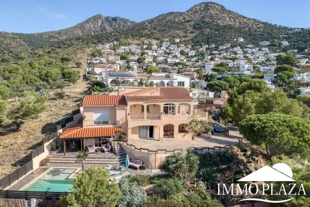 Elegant villa with swimming pool and splendid sea view in Rosas, big plot of more than 1.000m2 !
