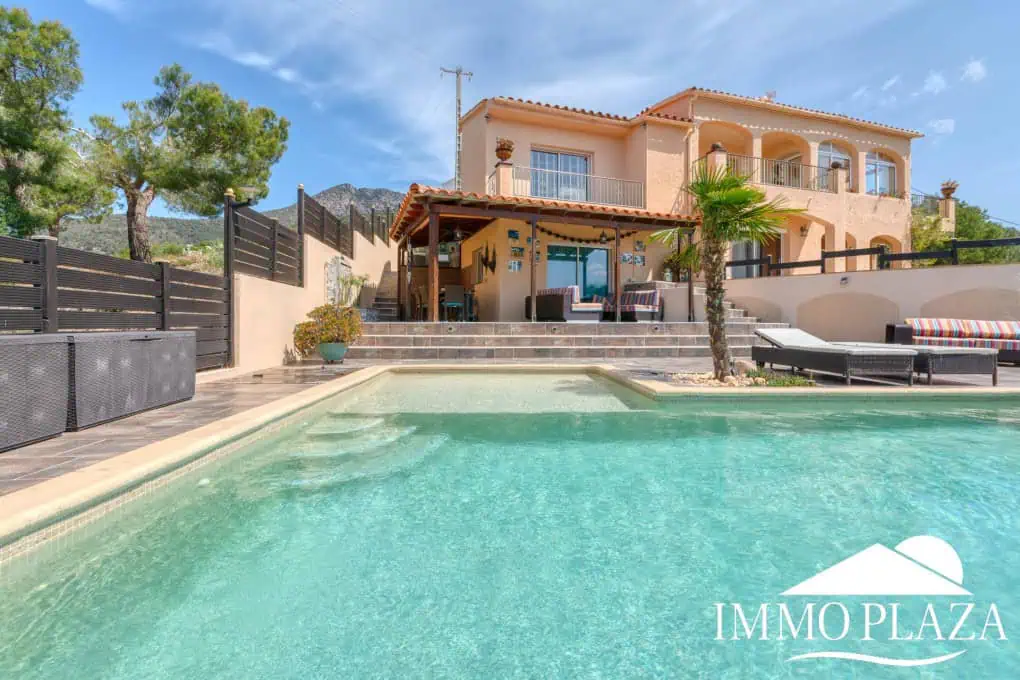 Elegant villa with swimming pool and splendid sea view in Rosas, big plot of more than 1.000m2 !
