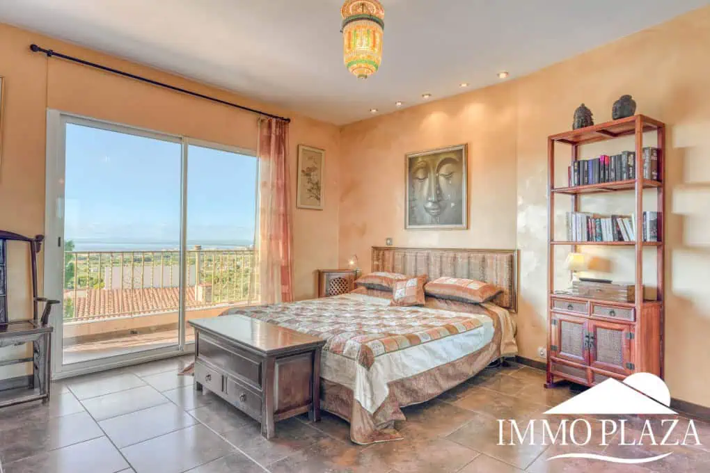Elegant villa with swimming pool and splendid sea view in Rosas, big plot of more than 1.000m2 !