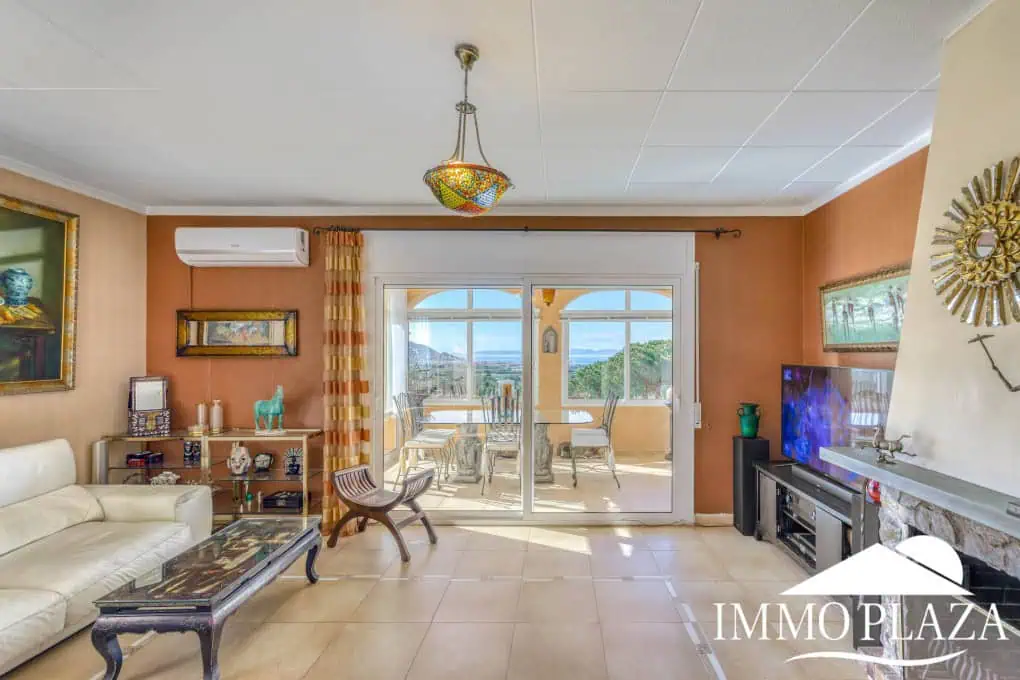 Elegant villa with swimming pool and splendid sea view in Rosas, big plot of more than 1.000m2 !