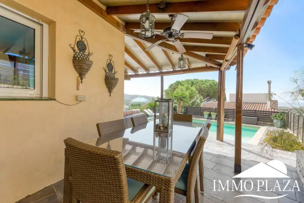 Elegant villa with swimming pool and splendid sea view in Rosas, big plot of more than 1.000m2 !