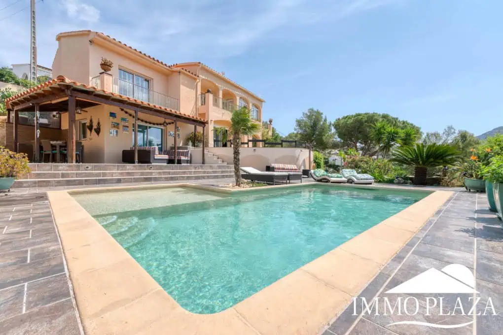Elegant villa with swimming pool and splendid sea view in Rosas, big plot of more than 1.000m2 !