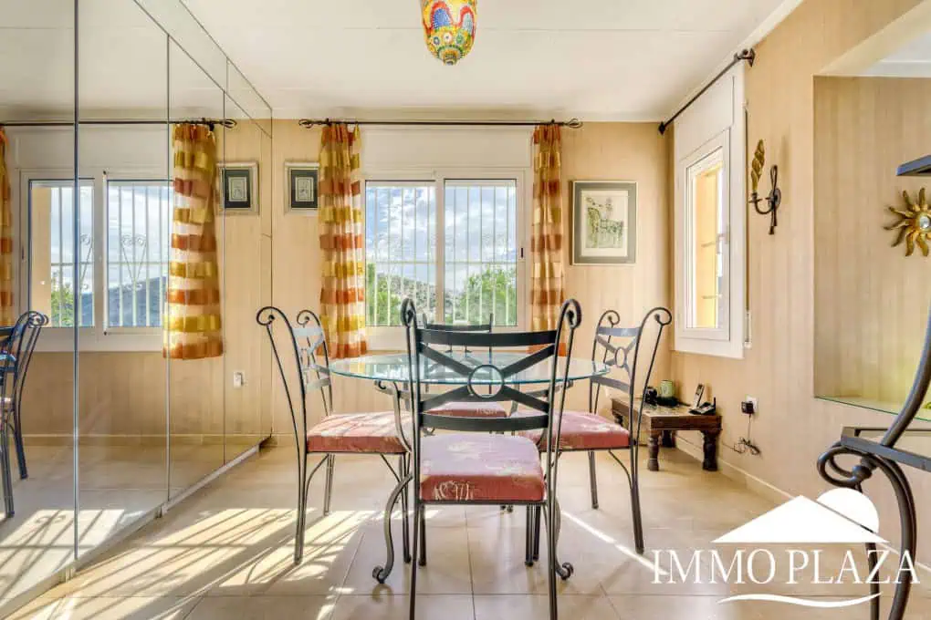 Elegant villa with swimming pool and splendid sea view in Rosas, big plot of more than 1.000m2 !