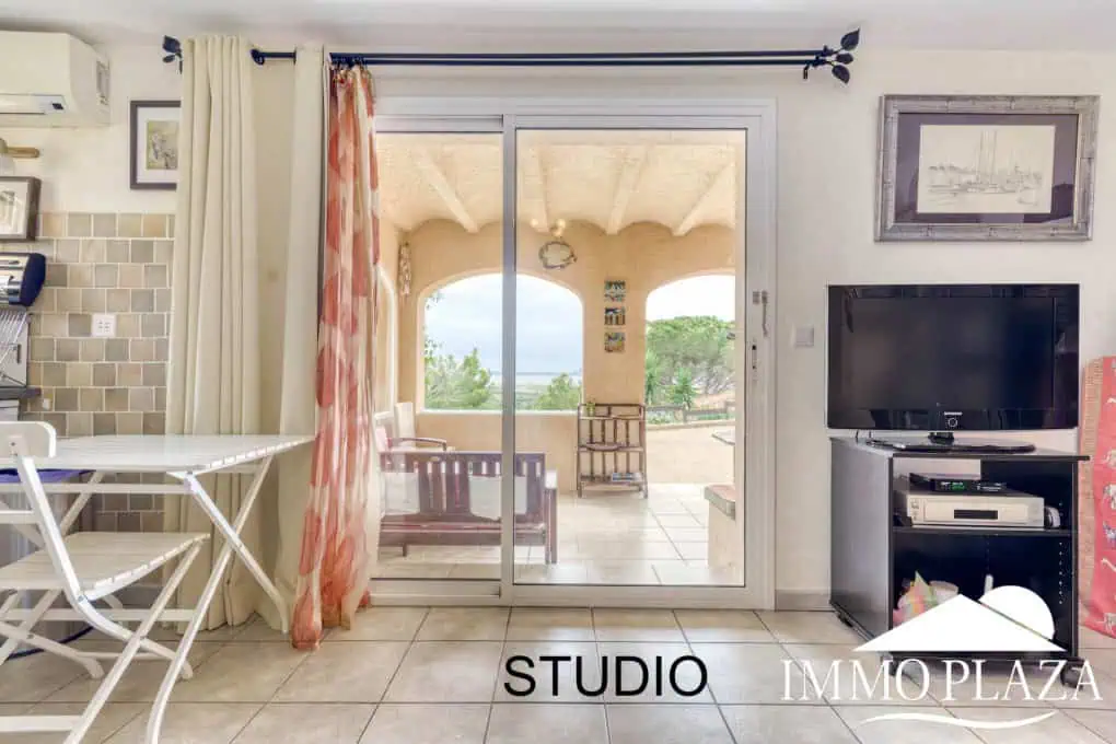 Elegant villa with swimming pool and splendid sea view in Rosas, big plot of more than 1.000m2 !