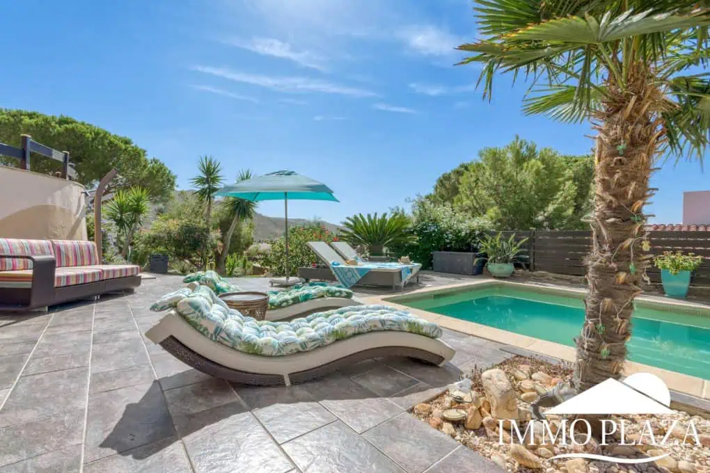 Elegant villa with swimming pool and splendid sea view in Rosas, big plot of more than 1.000m2 !
