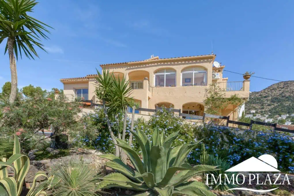 Elegant villa with swimming pool and splendid sea view in Rosas, big plot of more than 1.000m2 !