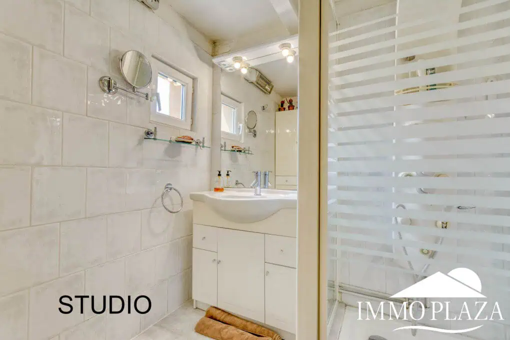 Elegant villa with swimming pool and splendid sea view in Rosas, big plot of more than 1.000m2 !