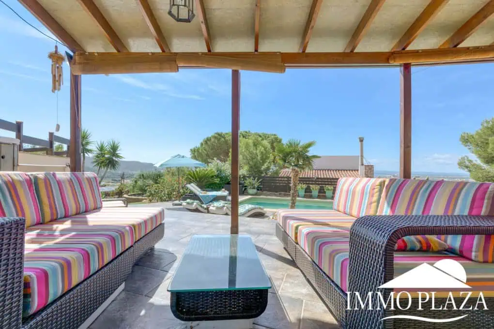 Elegant villa with swimming pool and splendid sea view in Rosas, big plot of more than 1.000m2 !