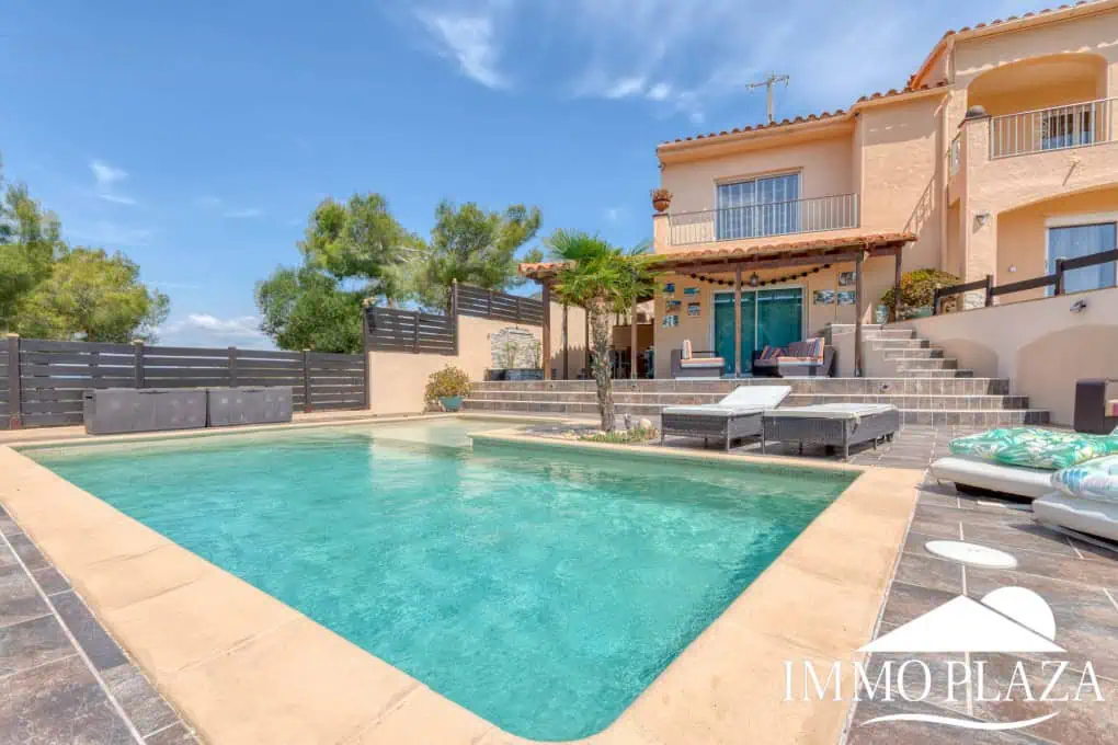 Elegant villa with swimming pool and splendid sea view in Rosas, big plot of more than 1.000m2 !