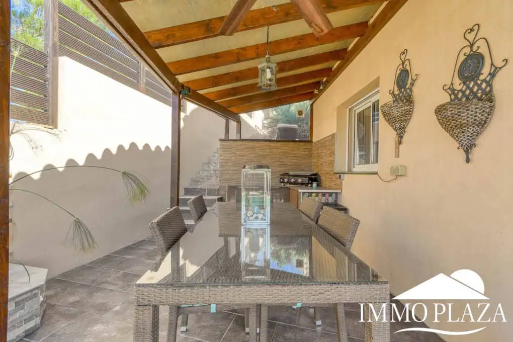 Elegant villa with swimming pool and splendid sea view in Rosas, big plot of more than 1.000m2 !