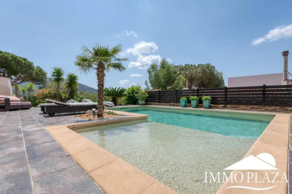 Elegant villa with swimming pool and splendid sea view in Rosas, big plot of more than 1.000m2 !