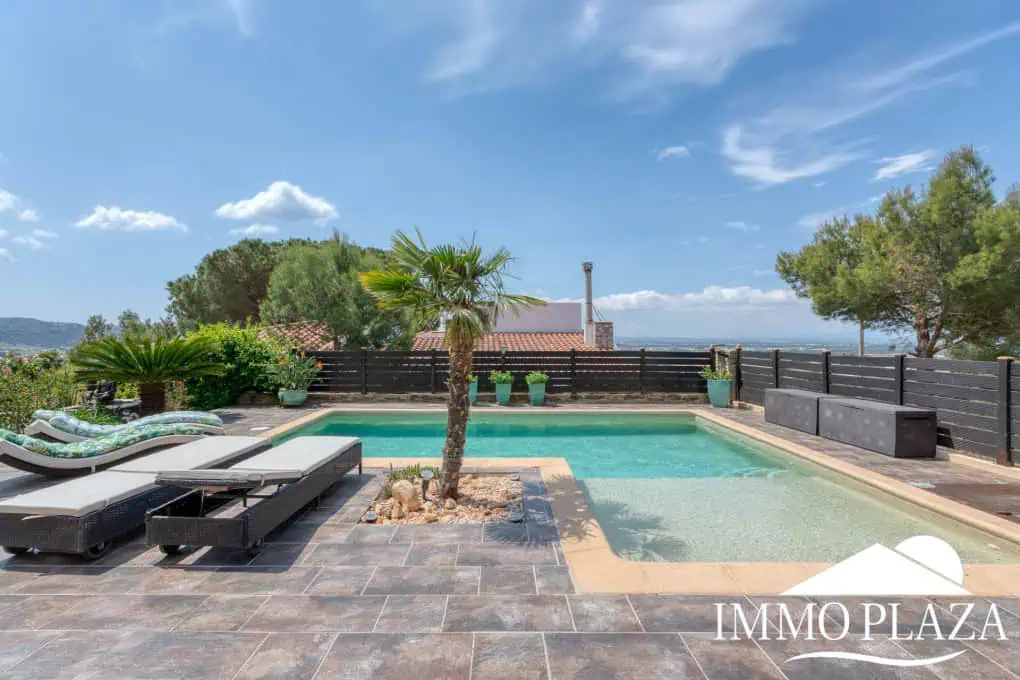 Elegant villa with swimming pool and splendid sea view in Rosas, big plot of more than 1.000m2 !