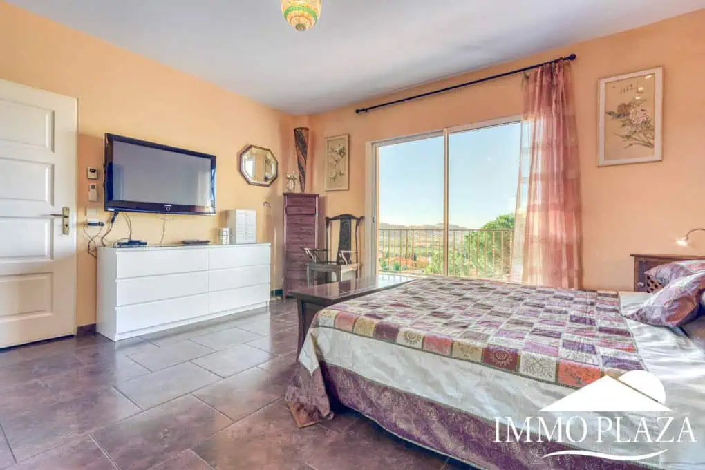 Elegant villa with swimming pool and splendid sea view in Rosas, big plot of more than 1.000m2 !