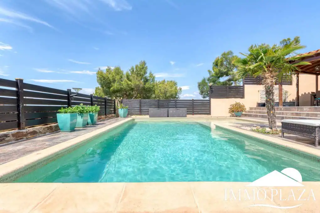 Elegant villa with swimming pool and splendid sea view in Rosas, big plot of more than 1.000m2 !