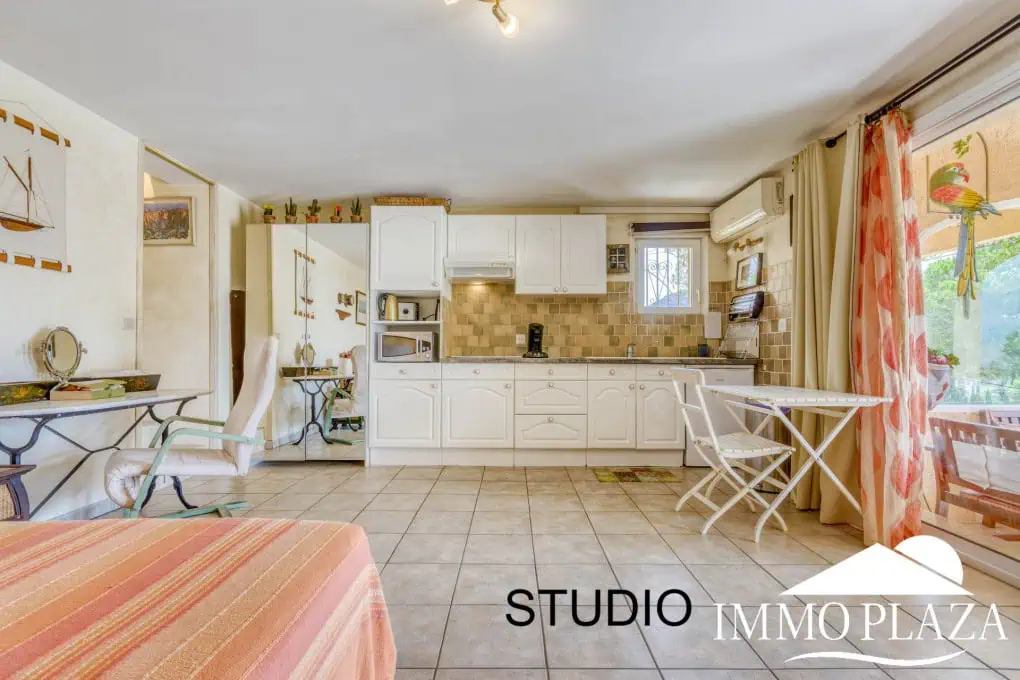 Elegant villa with swimming pool and splendid sea view in Rosas, big plot of more than 1.000m2 !