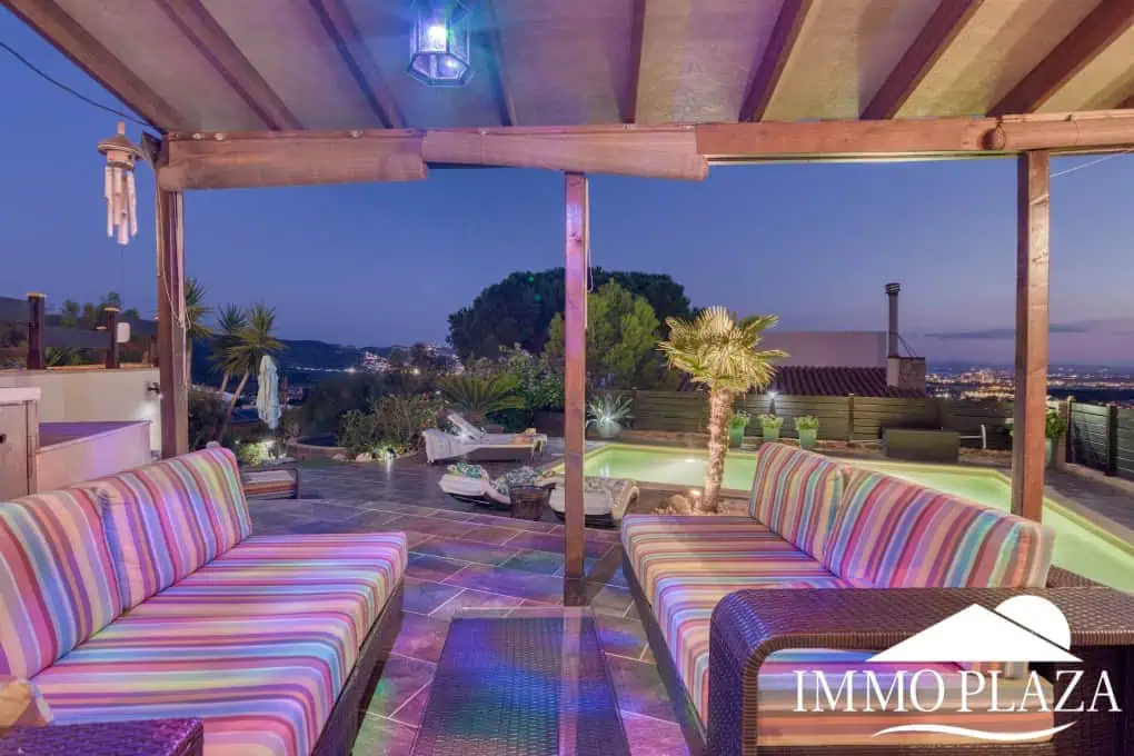 Elegant villa with swimming pool and splendid sea view in Rosas, big plot of more than 1.000m2 !